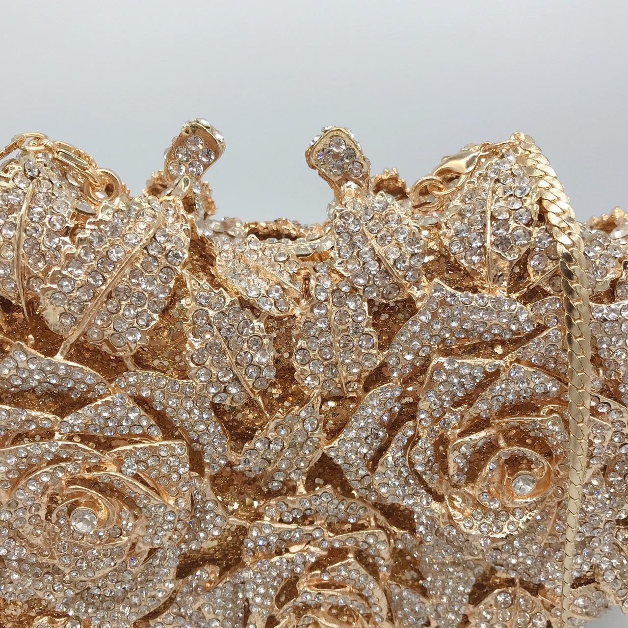 バラの花ダイヤモンドのディナーバッグ金属のハードケースの女性バッグはイブニングドレスの宴会にダイヤモンドのバッグを入れることができます バラの花ダイヤモンドのディナーバッグ金属のハードケースの女性バッグはイブニングドレスの宴会にダイヤモンドのバッグを入れることができます