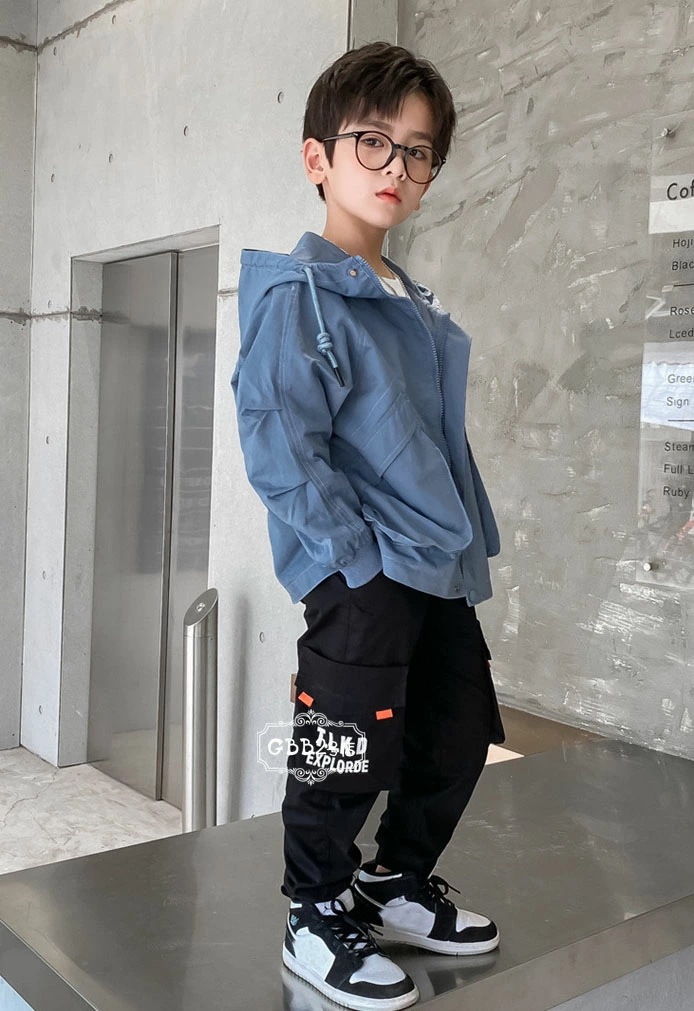 【即納】キッズ アウター トレンチコート ジャケット 男の子 春秋 フード付き 子供服 子供コート 通学 長袖 アウトドア おしゃれ 子ども服 キッズコート お出かけ 可愛い ジュニア服 通学 ブルー 【即納】キッズ アウター トレンチコート ジャケット 男の子 春秋 フード付き 子供服 子供コート 通学 長袖 アウトドア おしゃれ 子ども服 キッズコート お出かけ 可愛い ジュニア服 通学 ブルー