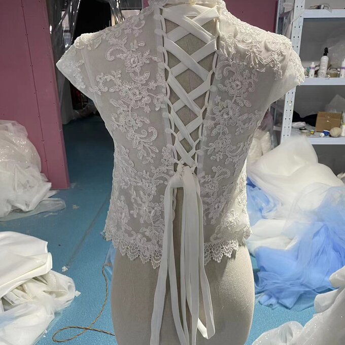 上品なくるみボタン 編み上げ　ハイネック レースボレロ 　トップス　ウエディングドレス