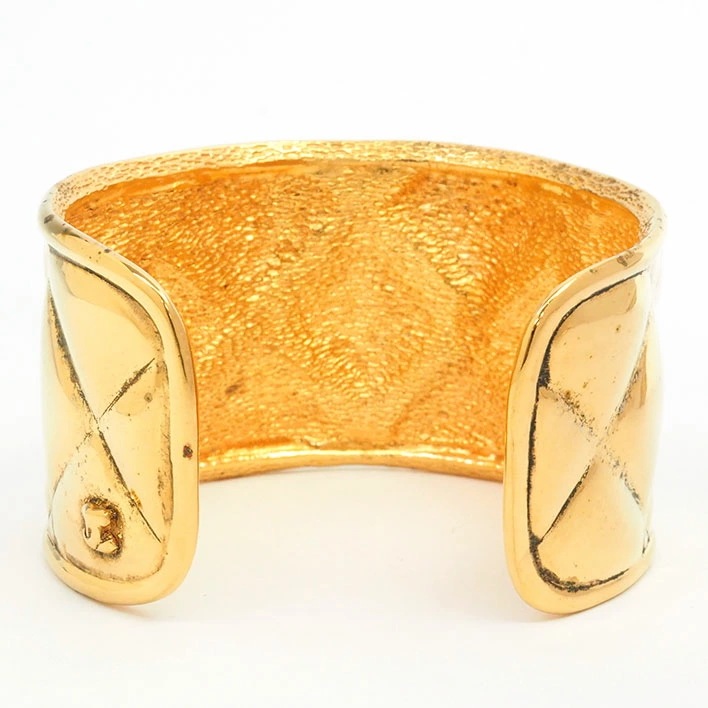 シャネル ココマーク マトラッセテクスチャー ゴールドカラー ワイド 【バングル】 シャネル ココマーク マトラッセテクスチャー ゴールドカラー ワイド 【バングル】