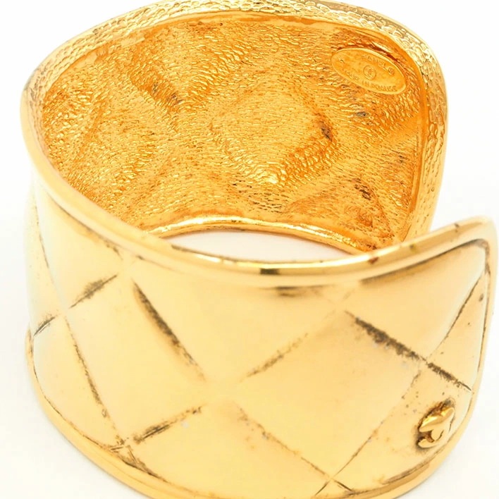 シャネル ココマーク マトラッセテクスチャー ゴールドカラー ワイド 【バングル】 シャネル ココマーク マトラッセテクスチャー ゴールドカラー ワイド 【バングル】