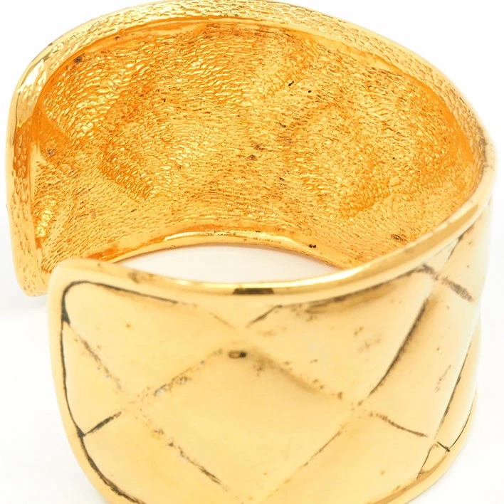 シャネル ココマーク マトラッセテクスチャー ゴールドカラー ワイド 【バングル】 シャネル ココマーク マトラッセテクスチャー ゴールドカラー ワイド 【バングル】