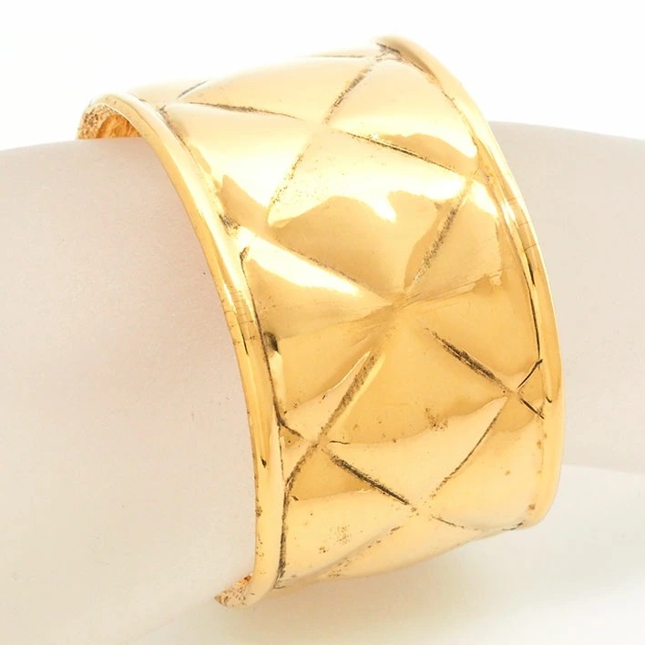 シャネル ココマーク マトラッセテクスチャー ゴールドカラー ワイド 【バングル】 シャネル ココマーク マトラッセテクスチャー ゴールドカラー ワイド 【バングル】