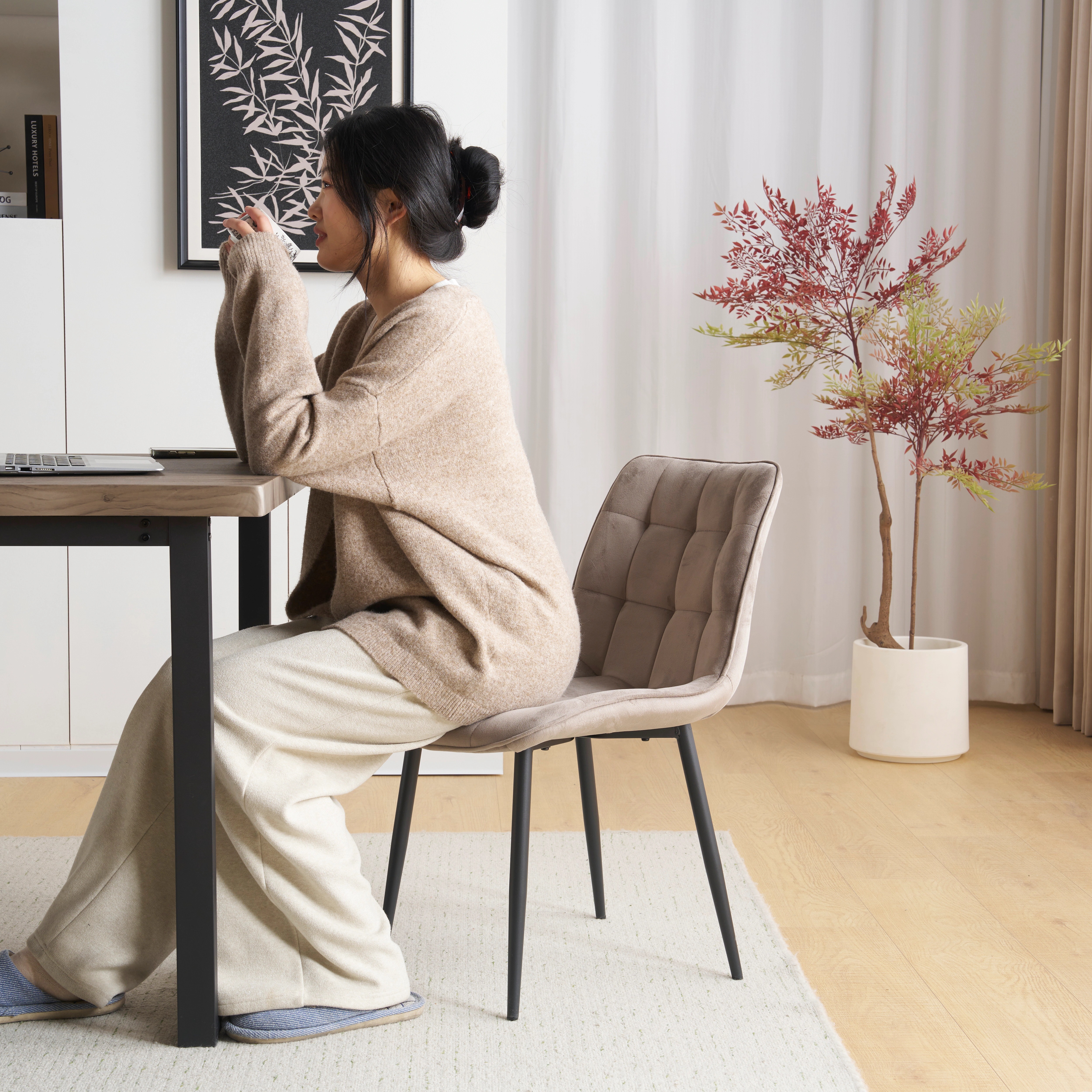 【国内発送/保証付き】ダイニングチェア 椅子 ベルベット座面 コンパクト スチール脚 おしゃれ 組立簡単 北欧風 イス テレワーク 在宅ワーク耐荷重130kg