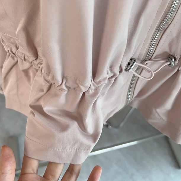 アウター フーディー シャンパー 上着 ウインドブレーカー ショート丈 袖あり 長袖 Vネック 襟なし ウエストマーク ファスナー 前開き シンプル カジュアル おしゃれ かっこいい レトロ 大人女子 アウター フーディー シャンパー 上着 ウインドブレーカー ショート丈 袖あり 長袖 Vネック 襟なし ウエストマーク ファスナー 前開き シンプル カジュアル おしゃれ かっこいい レトロ 大人女子