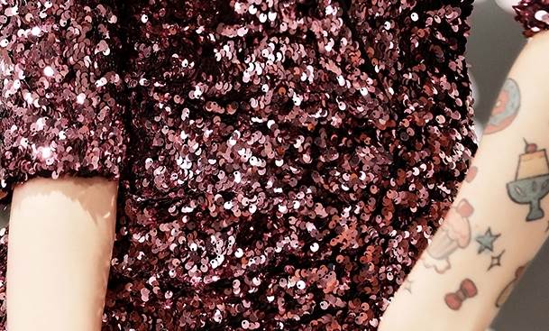 パーティードレス ミモレ丈 膝丈 カッコイイ キラキラ 個性的 袖あり パープル タイト 結婚式 二次会 お呼ばれ ドレス フォーマル 演奏会 ピアノ 発表会 ドレス ワンピース 大人 きれいめ カシ