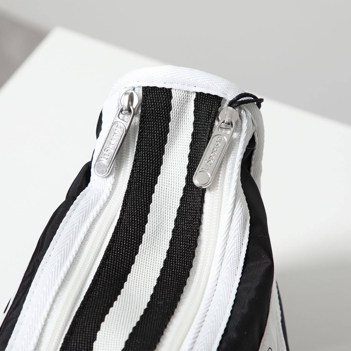 LeSportsac レスポートサック ショルダーバッグ DELUXE EVERYDAY BAG 7507 レディース ナイロン ライン 鞄 カラー3色 LeSportsac レスポートサック ショルダーバッグ DELUXE EVERYDAY BAG 7507 レディース ナイロン ライン 鞄 カラー3色