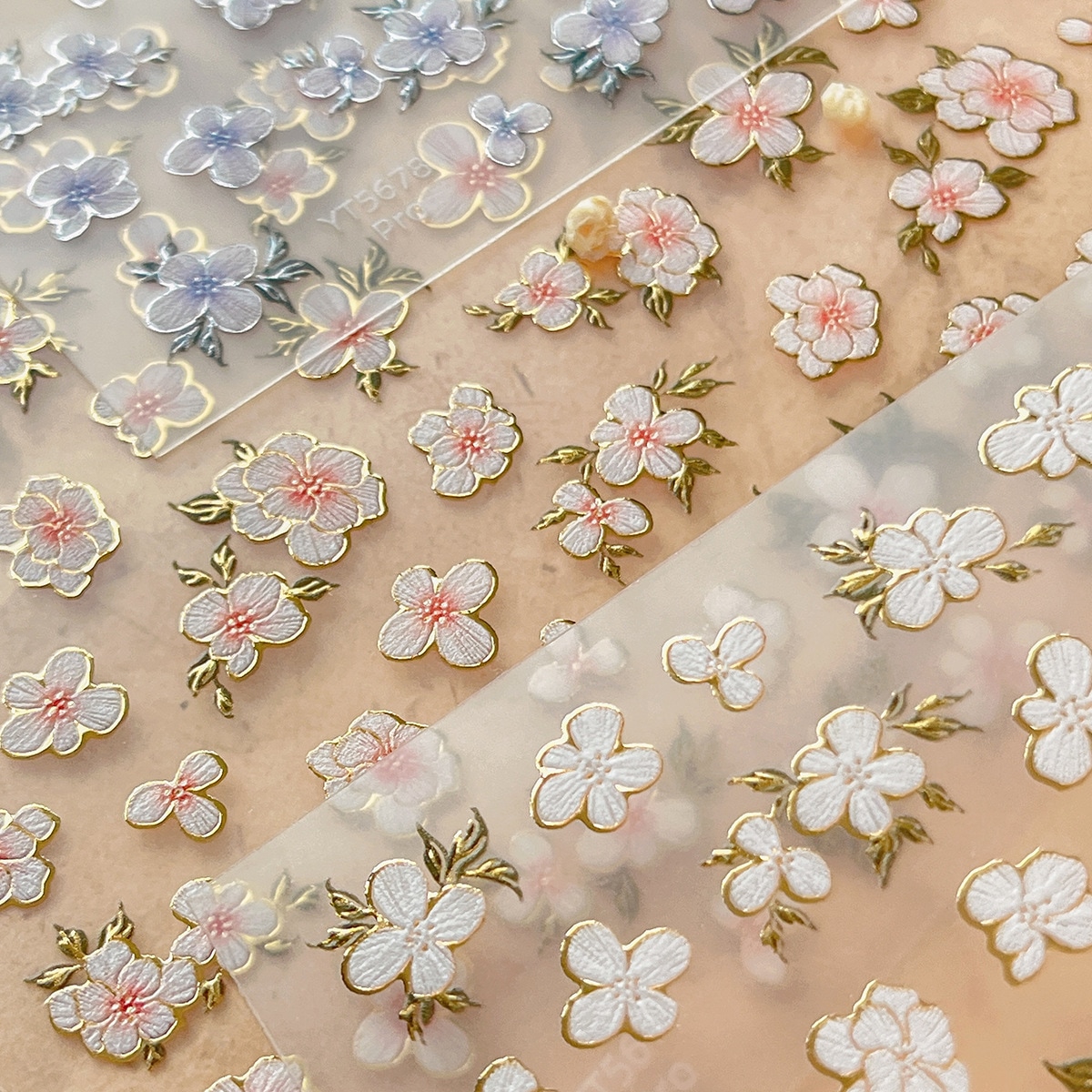 【1点ご購入 で10点プレゼントいたします】二重になった小花ネイルシールシンプルで洗練されたポップな装飾シール