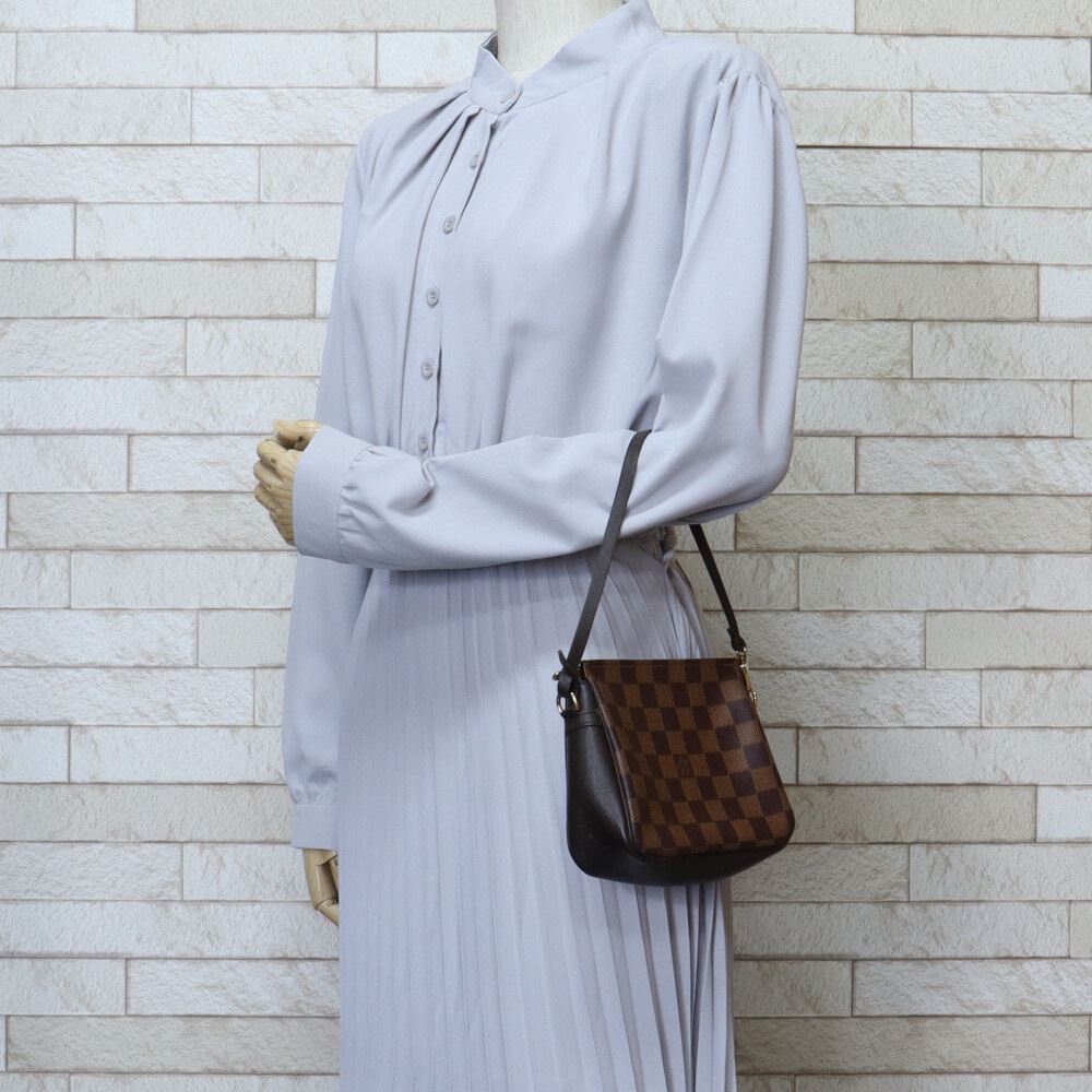 ルイヴィトン トゥルース メイクアップ ポーチ ダミエキャンバス N51982 LOUIS VUITTON 中古 美品 ルイヴィトン トゥルース メイクアップ ポーチ ダミエキャンバス N51982 LOUIS VUITTON 中古 美品