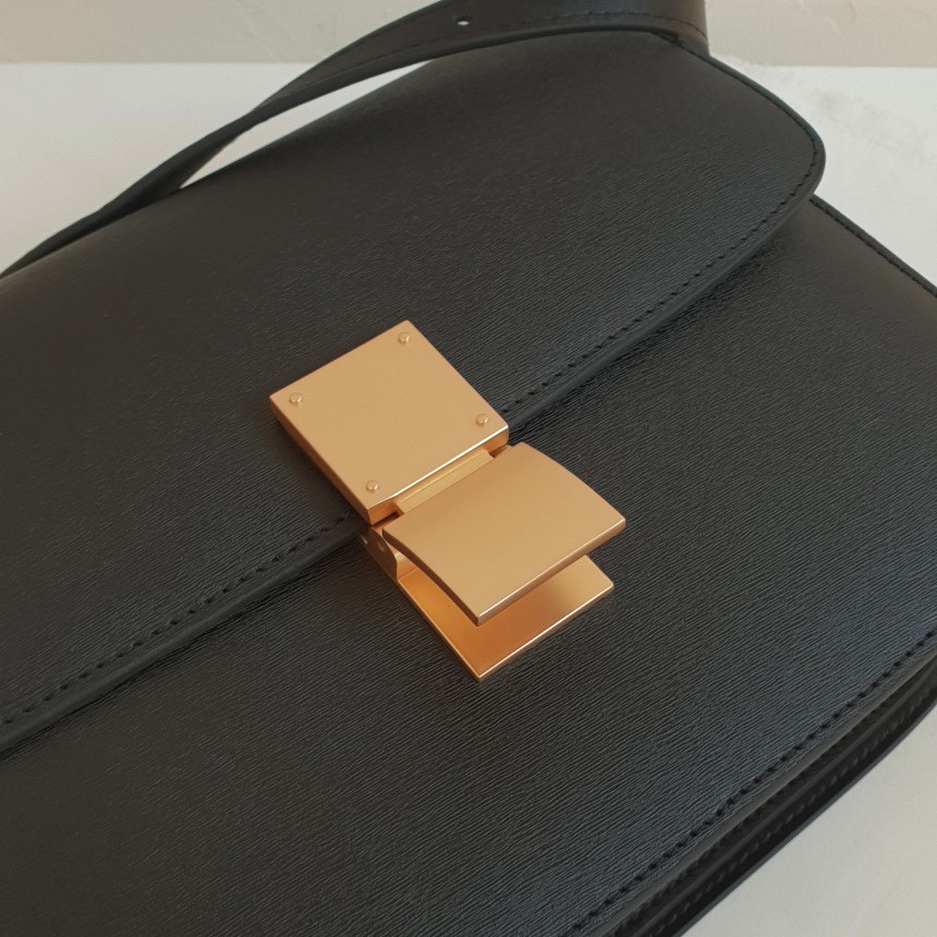 クーポン使用可能 牛革のロエズショルダーバック
