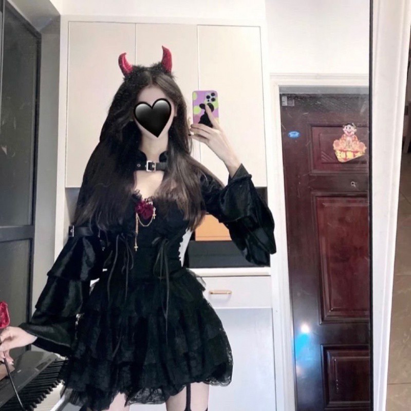 Xia Qiangwei のロリータドレスダークセクシーな痩身誕生日パーティーコスムインターネット有名人の自撮り写真 Xia Qiangwei のロリータドレスダークセクシーな痩身誕生日パーティーコスムインターネット有名人の自撮り写真