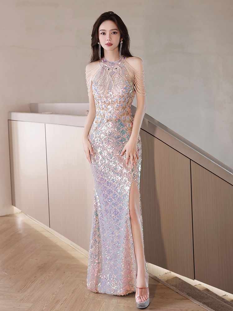 スパンコールのドレスは首を掛けてセクシーで贅沢な大衆が宴会を司会して高級な晩餐会になった