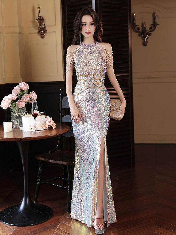 スパンコールのドレスは首を掛けてセクシーで贅沢な大衆が宴会を司会して高級な晩餐会になった