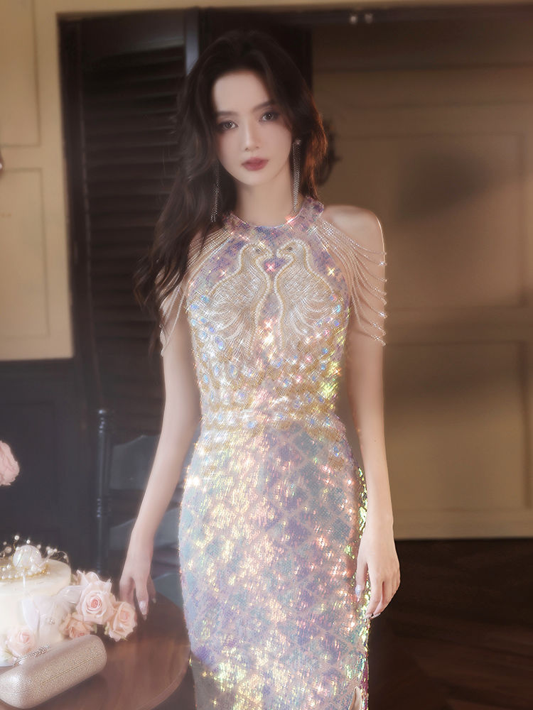 スパンコールのドレスは首を掛けてセクシーで贅沢な大衆が宴会を司会して高級な晩餐会になった