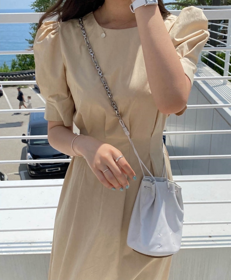 2色 ワンピース 半袖 春 秋 きれいめ フォーマル Aライン ワンピドレス 膝下 ミドル丈 五分袖 パフスリーブ ラウンドネック スリム 透け感 青 ブルー 大人カラー 春カラー 秋カラー アプリコ