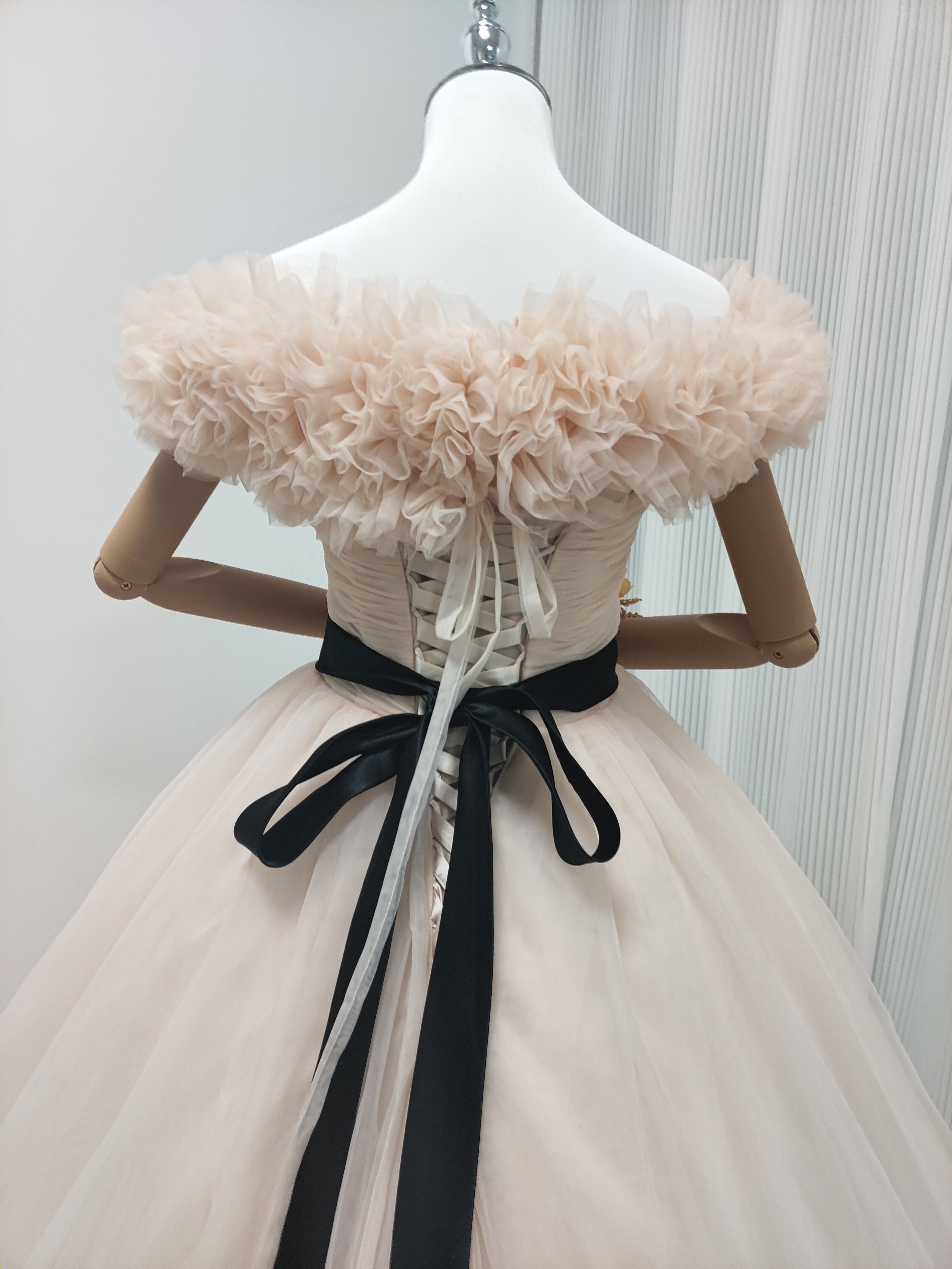 カラードレス 取り外しオフショルダー 薄シャンパンの色 ベルト チュールドレス 編み上げ 披露宴/前撮り カラードレス 取り外しオフショルダー 薄シャンパンの色 ベルト チュールドレス 編み上げ 披露宴/前撮り