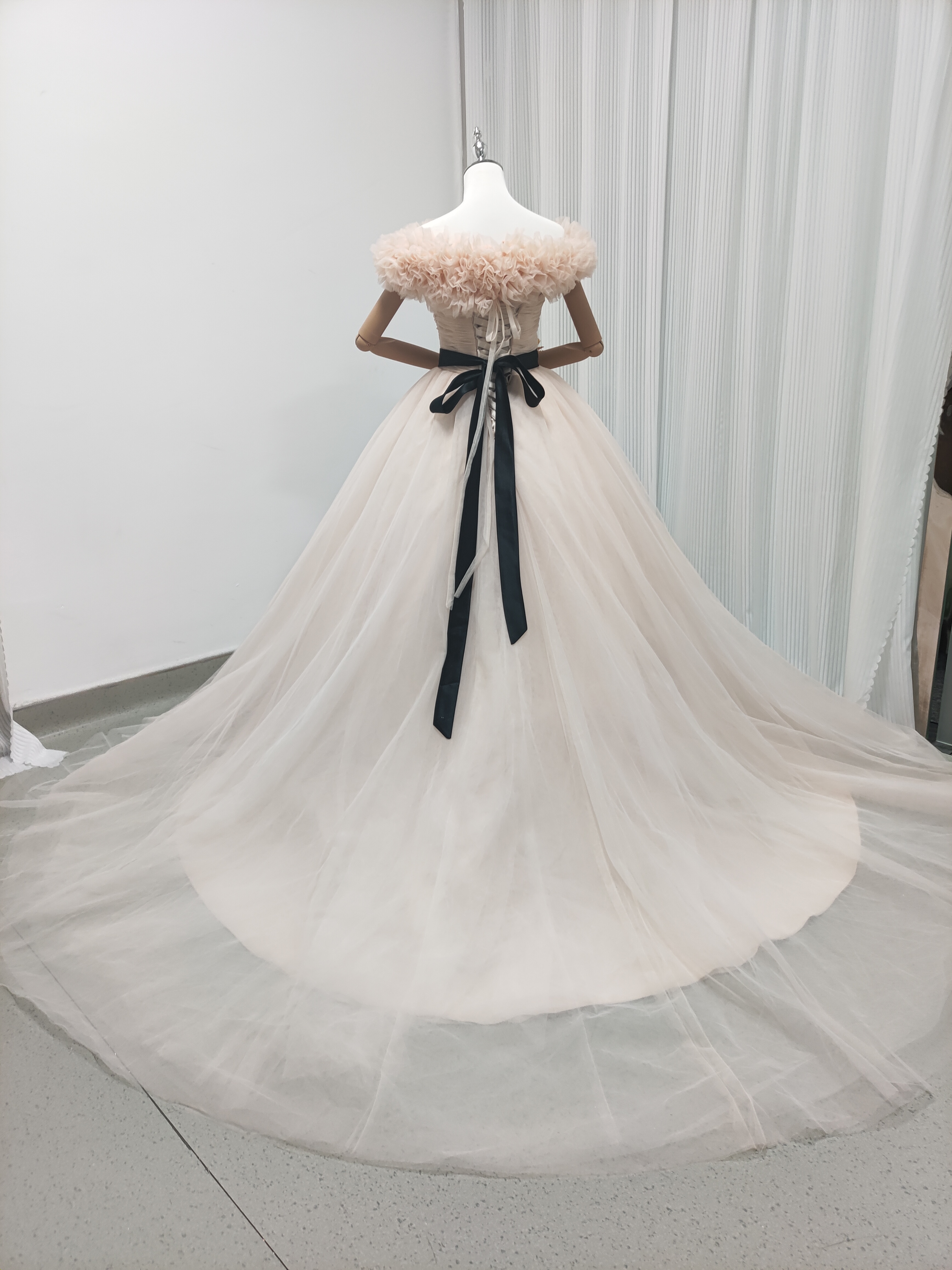 カラードレス 取り外しオフショルダー 薄シャンパンの色 ベルト チュールドレス 編み上げ 披露宴/前撮り カラードレス 取り外しオフショルダー 薄シャンパンの色 ベルト チュールドレス 編み上げ 披露宴/前撮り