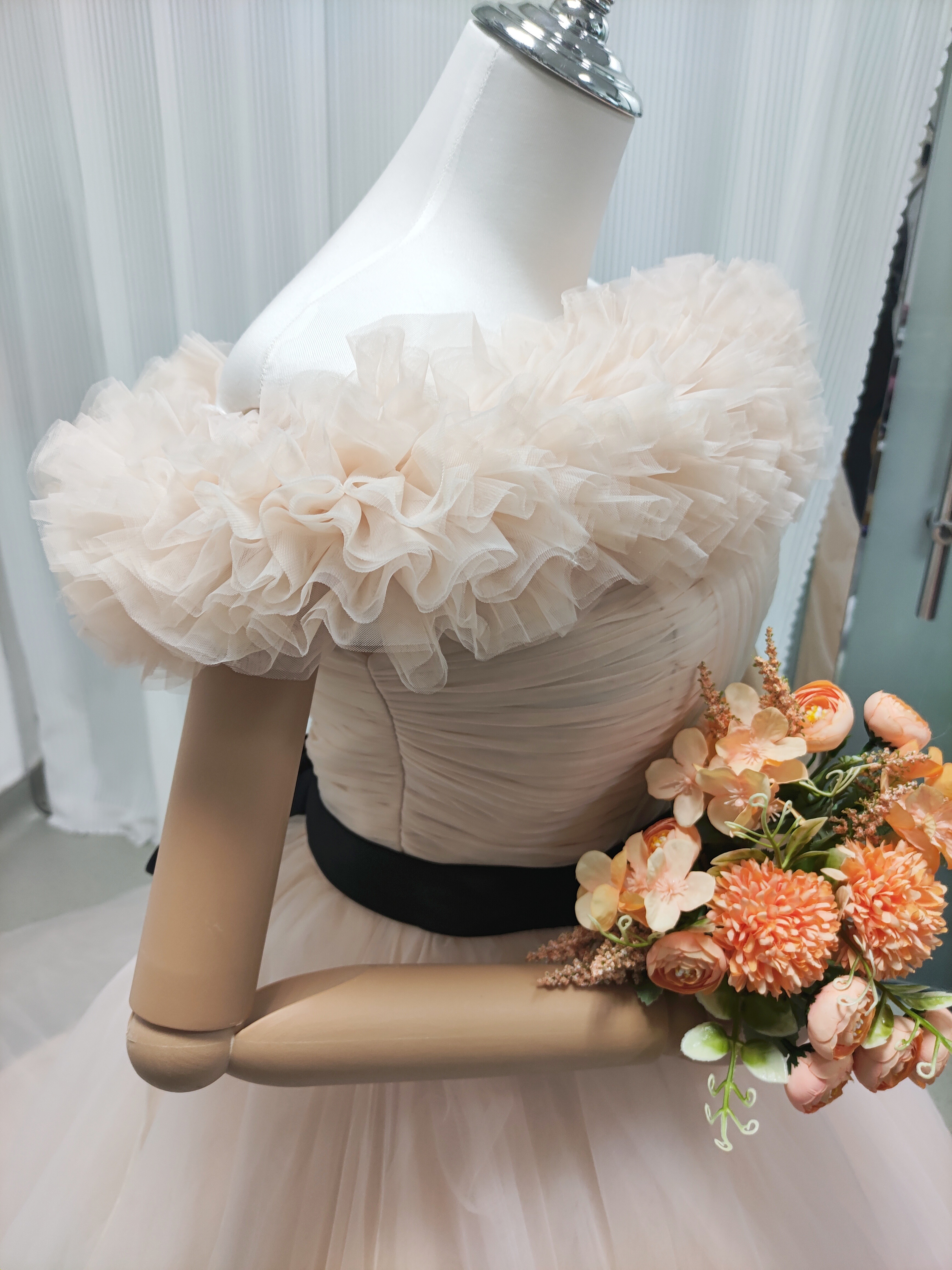 カラードレス 取り外しオフショルダー 薄シャンパンの色 ベルト チュールドレス 編み上げ 披露宴/前撮り カラードレス 取り外しオフショルダー 薄シャンパンの色 ベルト チュールドレス 編み上げ 披露宴/前撮り