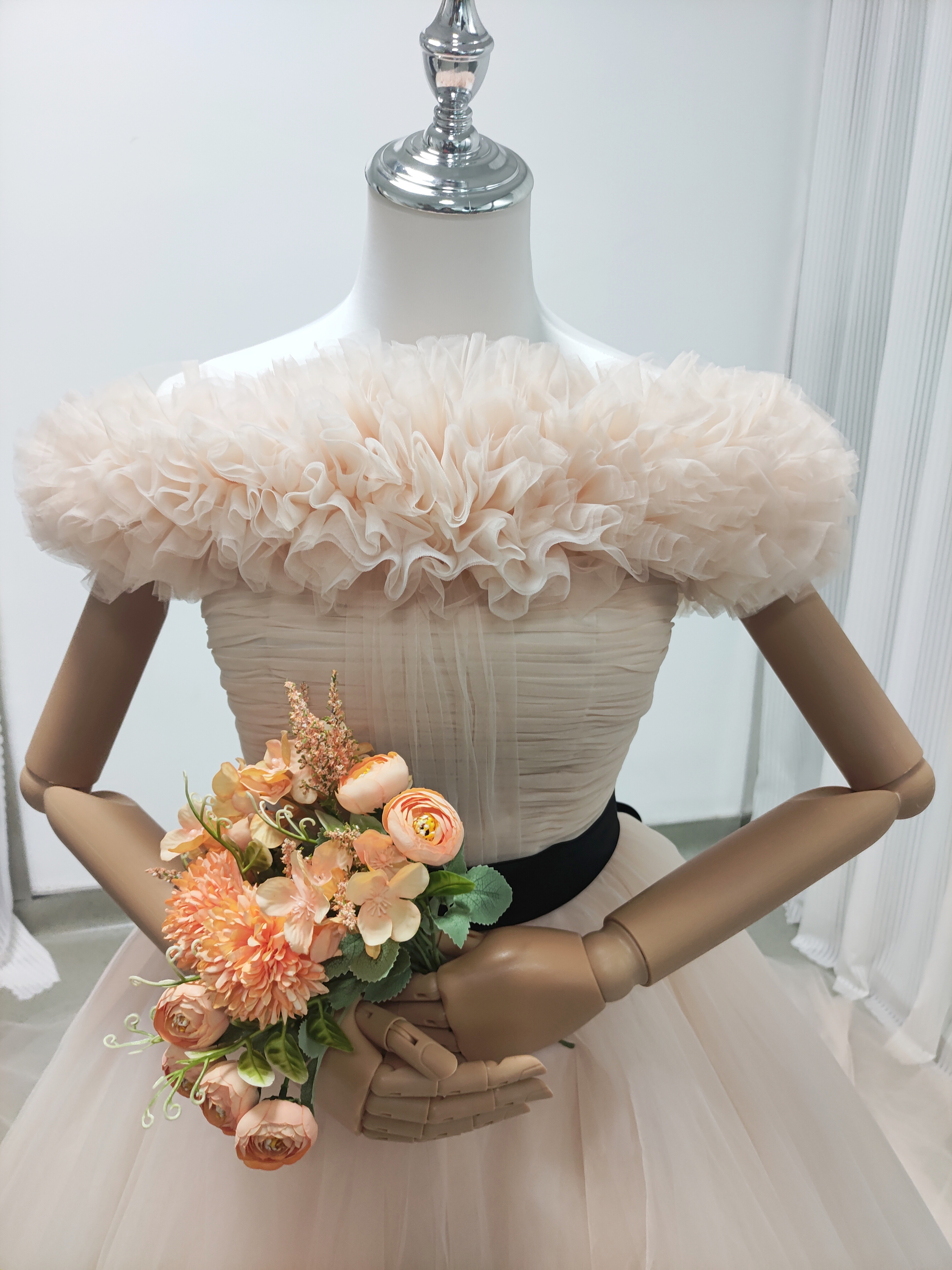 カラードレス 取り外しオフショルダー 薄シャンパンの色 ベルト チュールドレス 編み上げ 披露宴/前撮り カラードレス 取り外しオフショルダー 薄シャンパンの色 ベルト チュールドレス 編み上げ 披露宴/前撮り