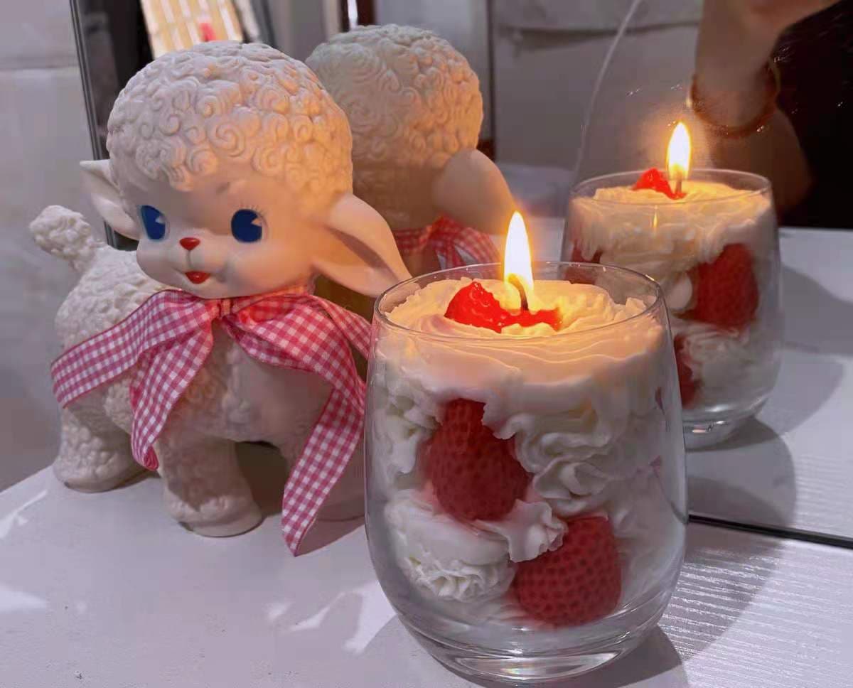 【送料無料】[甘いイチゴ]イチゴ牛乳 ストロベリーケーキ アロマキャンドル 友達へのプレゼント 誕生日プレゼント