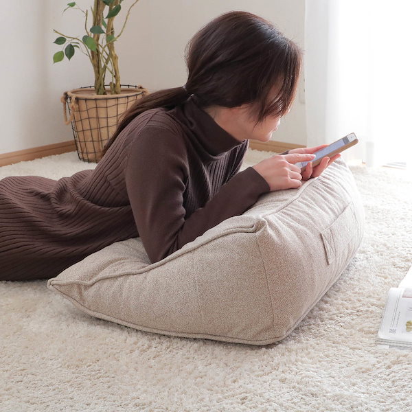 赤い三角形クッション 持ち手付き 赤い三角形クッション 持ち手付き