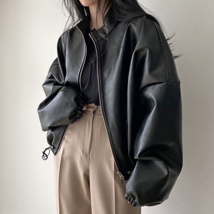 フェイクレザージャケット レディース アウター 防寒 ライダースジャケット 春 秋冬 おしゃれ 上着 合皮 革 ボリューム袖 ジップアップ 裏地有 レディース ライダース ジャケット ブルゾン 黒 ベ