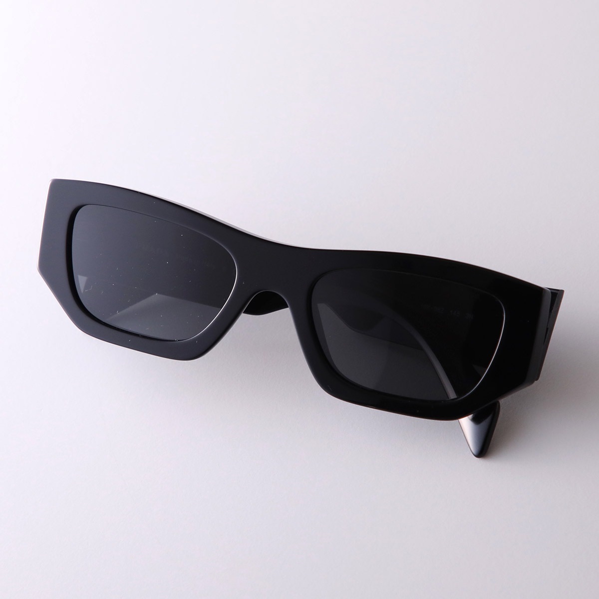 PRADA プラダ サングラス SPR A01 レディース スクエア型 セルフレーム フルリム ロゴ アイウェア 16K-08Z PRADA プラダ サングラス SPR A01 レディース スクエア型 セルフレーム フルリム ロゴ アイウェア 16K-08Z