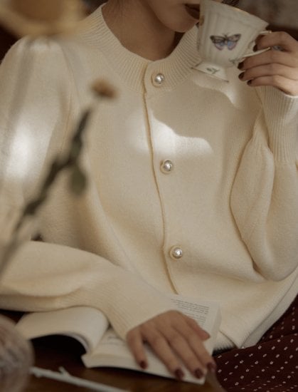 【取寄:納期2週間】カーディガン パールボタン パフスリーブ エレガント レディース 長袖 秋冬 シンプル 上品 クルーネック ラウンドネック 羽織 通勤 通学 オフィススタイル かわいい 【取寄:納期2週間】カーディガン パールボタン パフスリーブ エレガント レディース 長袖 秋冬 シンプル 上品 クルーネック ラウンドネック 羽織 通勤 通学 オフィススタイル かわいい