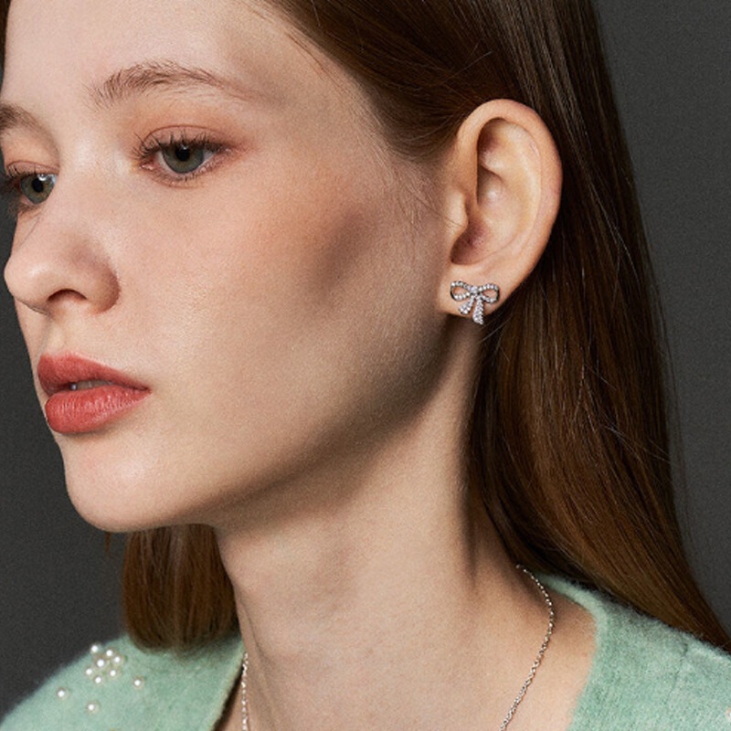 [イサベ/ 今月の少女ヒョンジン着用]白いタンゴリボンイヤリング デイリーアクセサリー