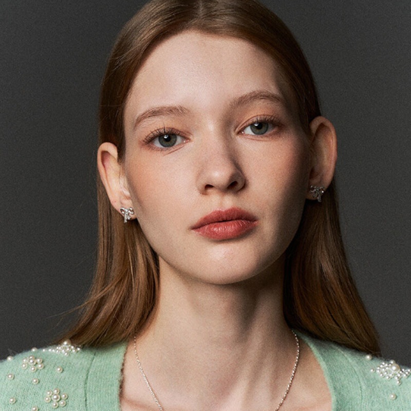 [イサベ/ 今月の少女ヒョンジン着用]白いタンゴリボンイヤリング デイリーアクセサリー