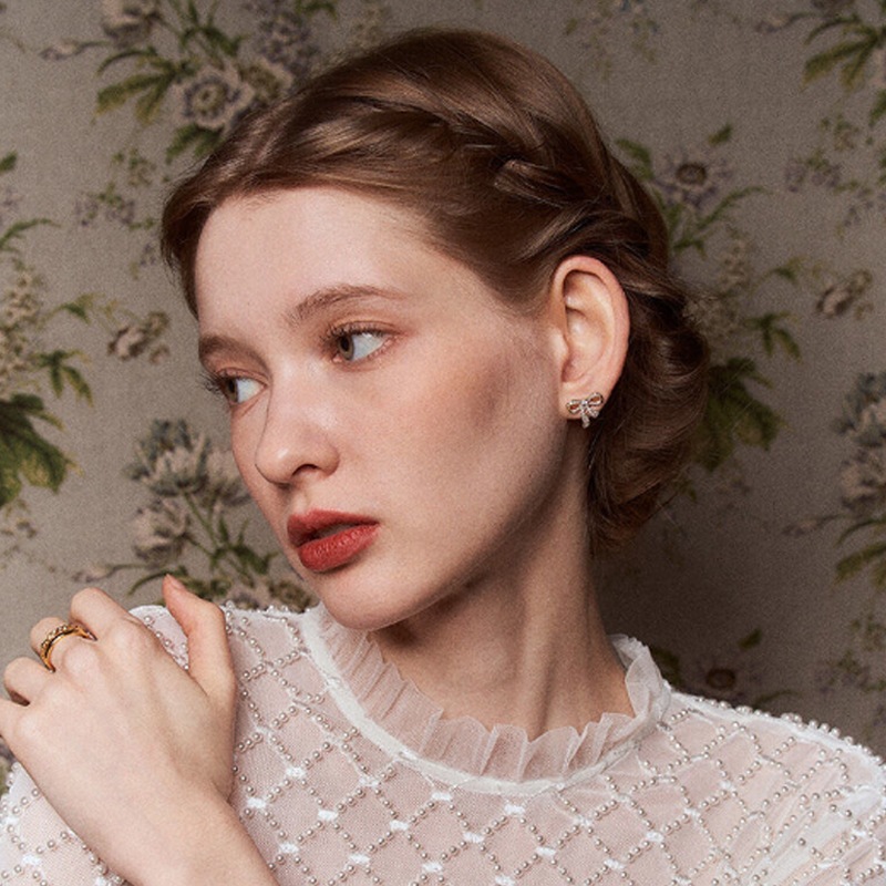 [イサベ/ 今月の少女ヒョンジン着用]白いタンゴリボンイヤリング デイリーアクセサリー