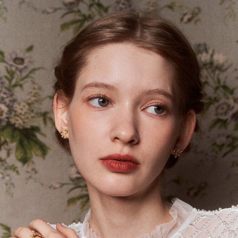 [イサベ/ 今月の少女ヒョンジン着用]白いタンゴリボンイヤリング デイリーアクセサリー