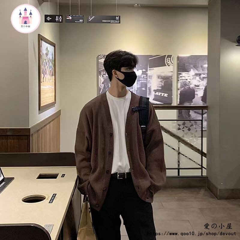 メンズニットのトレンドゆるやかな韓国版カジュアルVネックの上にカーディガンを着ます