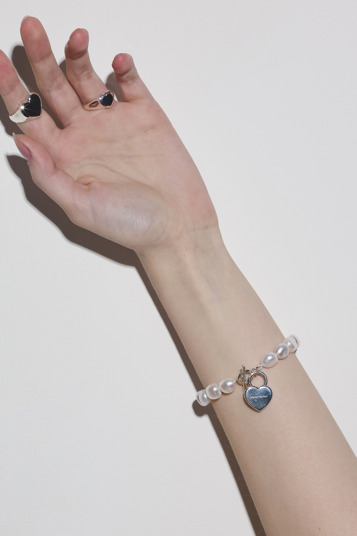 ブレスレット MONDAY EDITION THE BAROQUE PEARL AND ME HEART BRACEL 4BUK427 MONDAY EDITION THE BAROQUE PEARL AND ME HEART BRACEL 4BUK427