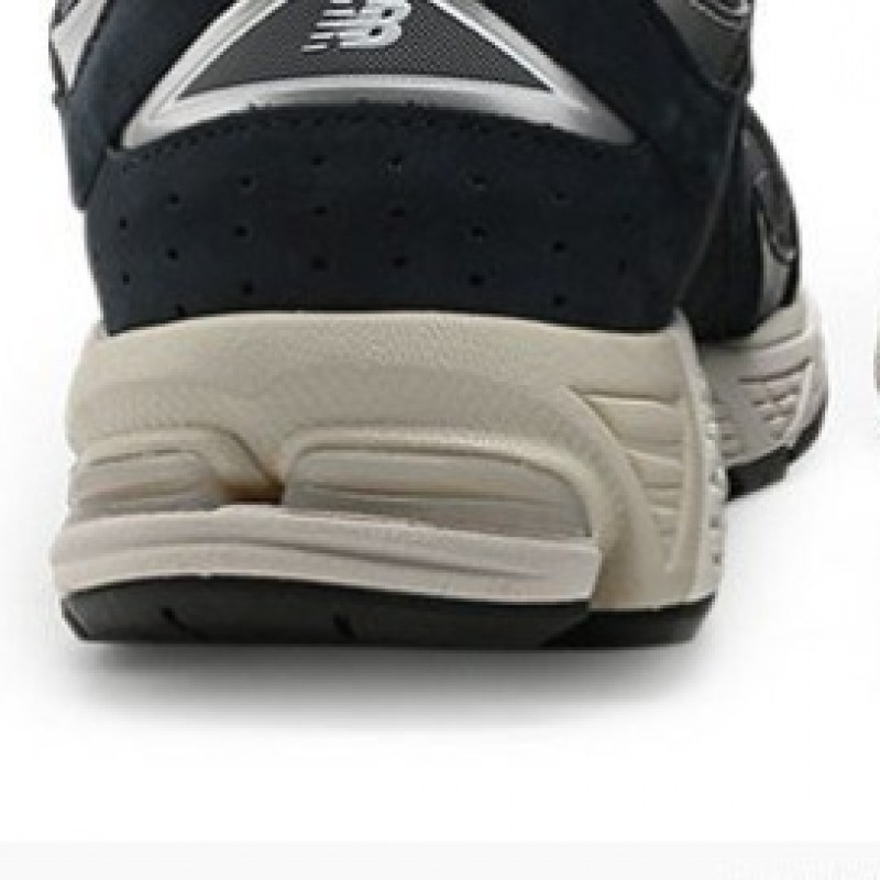 ニューバランスストア純正スニーカー M2002RNC