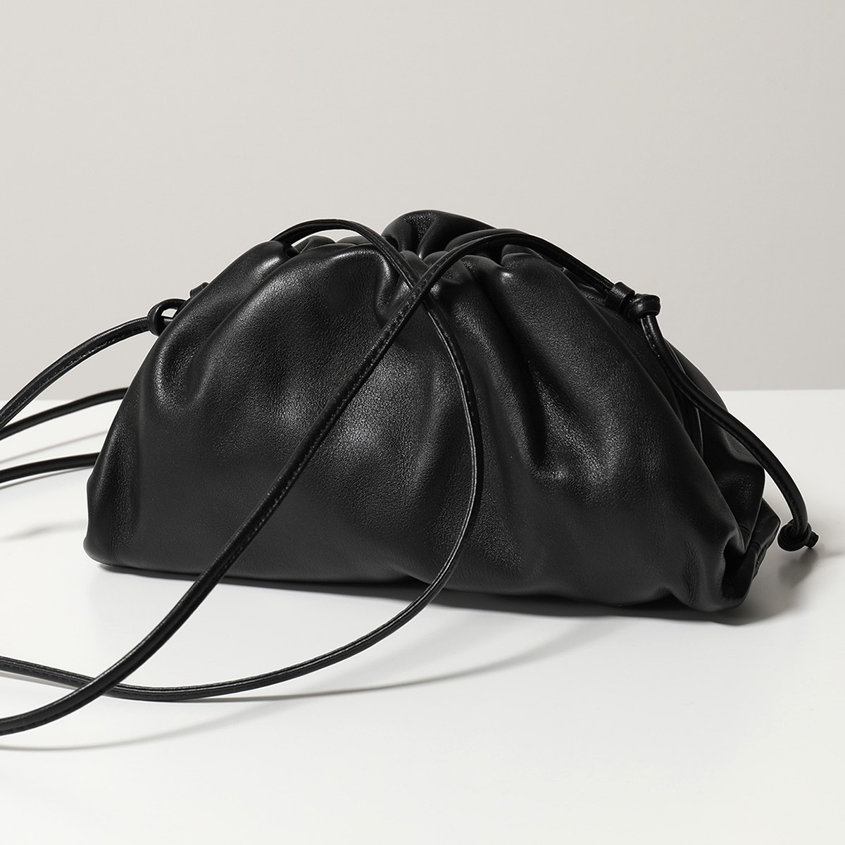 BOTTEGA VENETA ボッテガヴェネタ ショルダーバッグ The Pouch 20 ミニ ザ・ポーチ 585852 VCP40 レディース クラッチバッ BOTTEGA VENETA ボッテガヴェネタ ショルダーバッグ The Pouch 20 ミニ ザ・ポーチ 585852 VCP40 レディース クラッチバッ