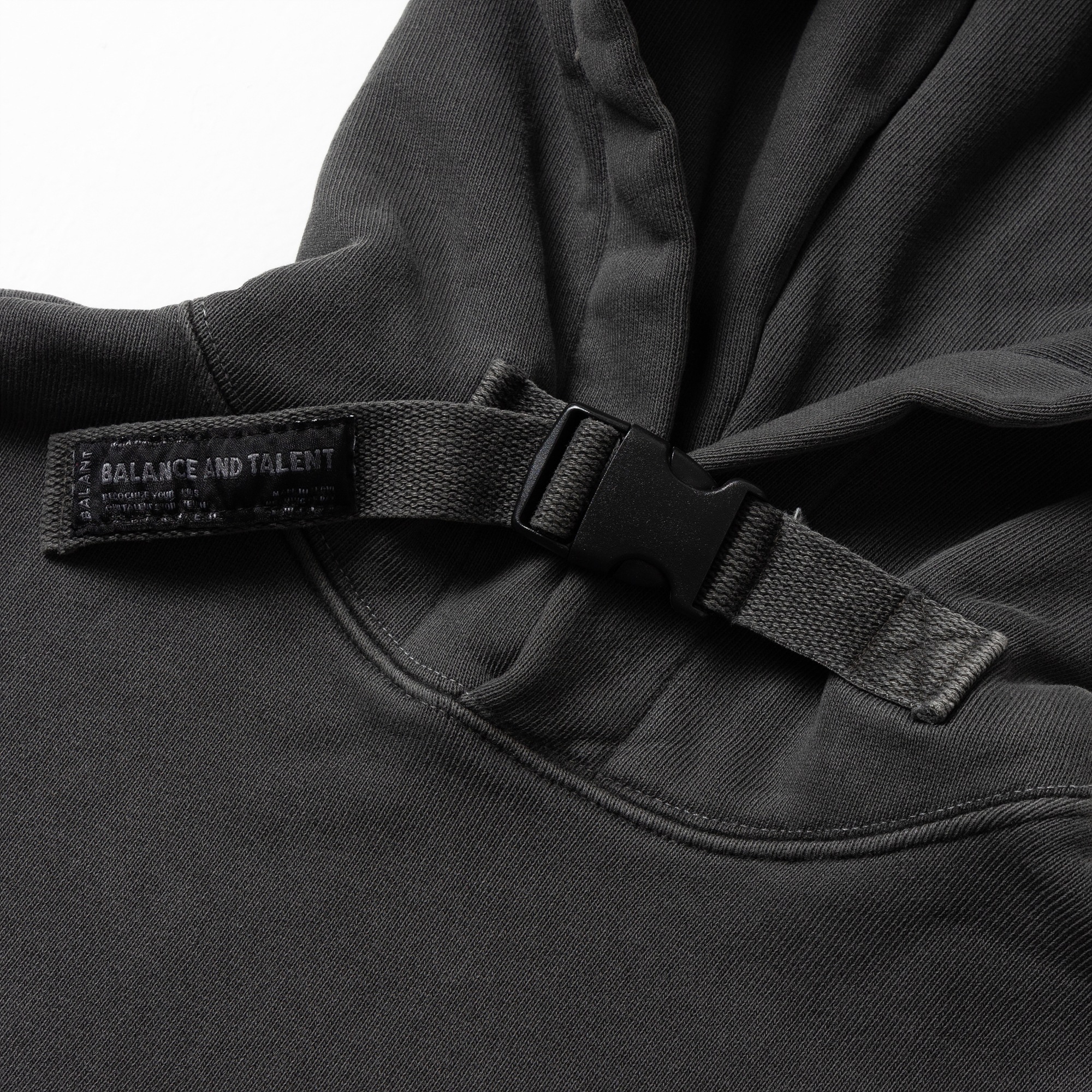 ピグメントスローガンバックルパーカー-ダークグレー ピグメントスローガンバックルパーカー-ダークグレー