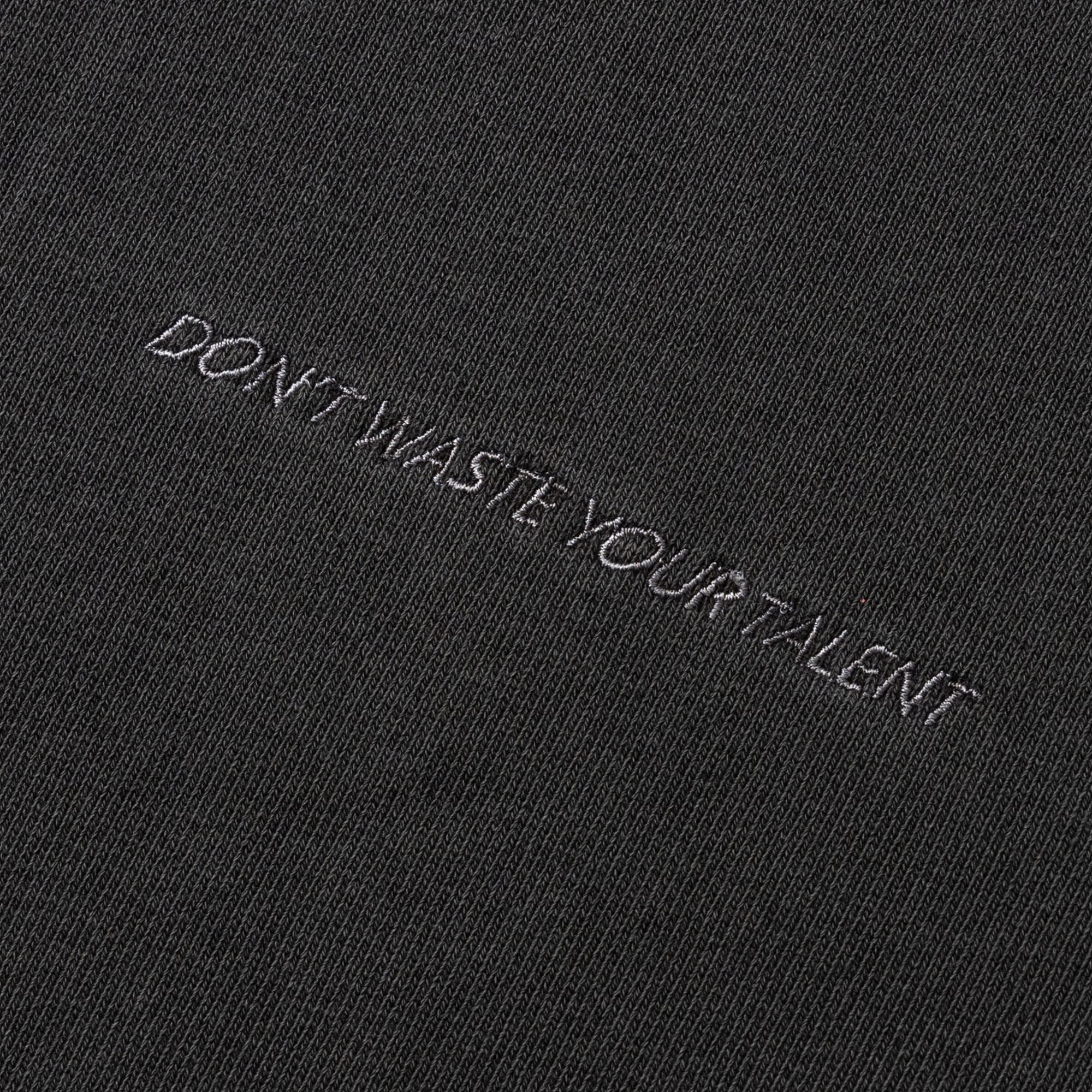 ピグメントスローガンバックルパーカー-ダークグレー ピグメントスローガンバックルパーカー-ダークグレー