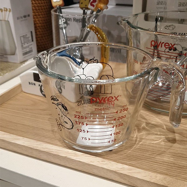 Peanuts x Pyrex Snoopy Glass Measuring Cup 1000 ml