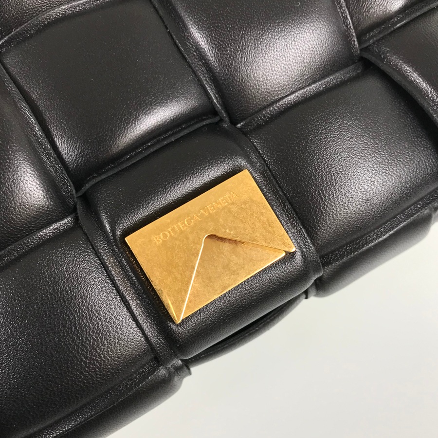 マキシ イントレチャート チェーンカセット ショルダーバッグ 【中古】 マキシ イントレチャート チェーンカセット ショルダーバッグ 【中古】