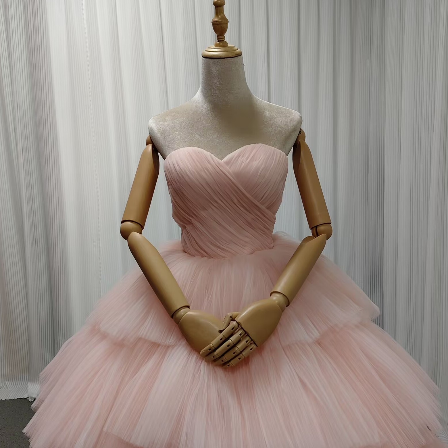 カラードレス ピンク 柔らかく重ねたチュールスカート 可愛い 編み上げ ベアトップ ティアードのドレス 花嫁 カラードレス ピンク 柔らかく重ねたチュールスカート 可愛い 編み上げ ベアトップ ティアードのドレス 花嫁