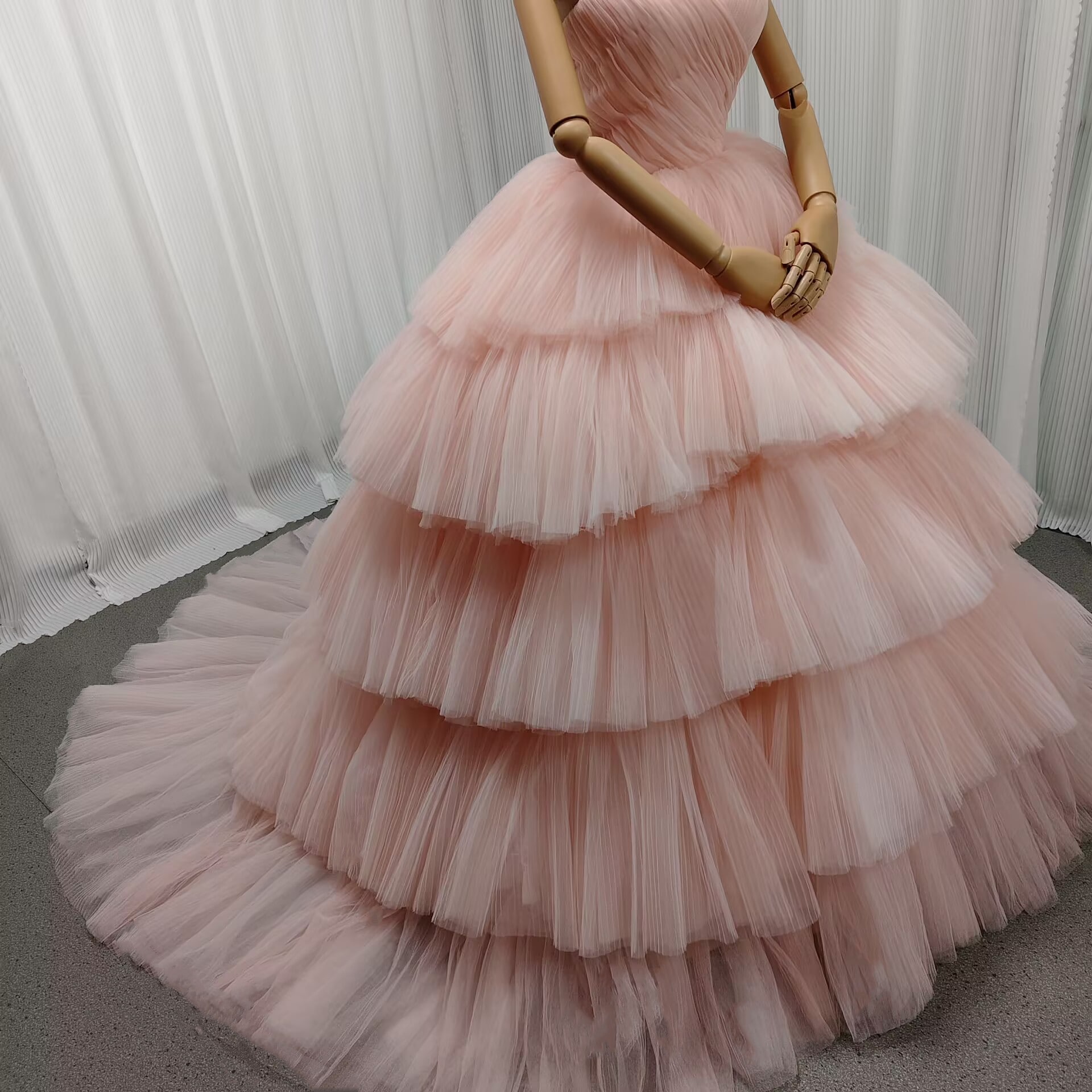カラードレス ピンク 柔らかく重ねたチュールスカート 可愛い 編み上げ ベアトップ ティアードのドレス 花嫁 カラードレス ピンク 柔らかく重ねたチュールスカート 可愛い 編み上げ ベアトップ ティアードのドレス 花嫁