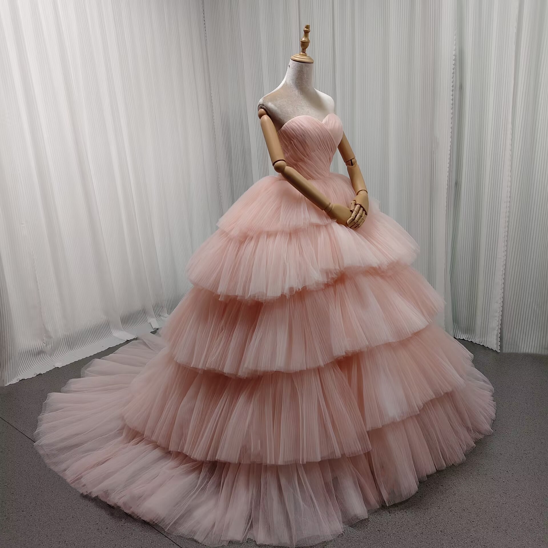 カラードレス ピンク 柔らかく重ねたチュールスカート 可愛い 編み上げ ベアトップ ティアードのドレス 花嫁 カラードレス ピンク 柔らかく重ねたチュールスカート 可愛い 編み上げ ベアトップ ティアードのドレス 花嫁