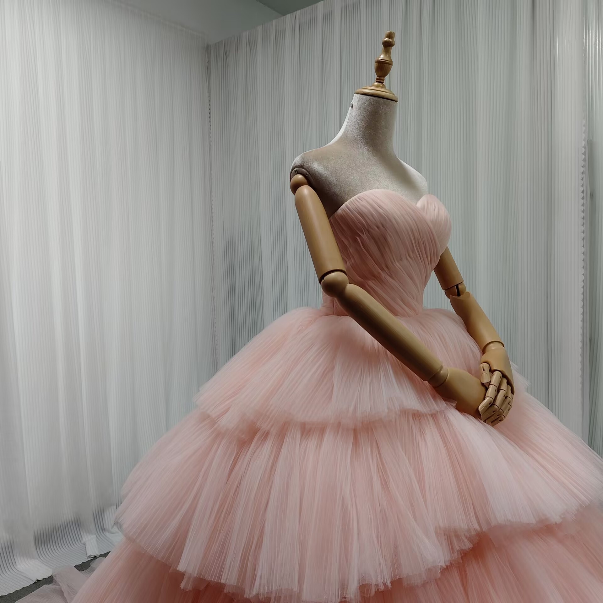 カラードレス ピンク 柔らかく重ねたチュールスカート 可愛い 編み上げ ベアトップ ティアードのドレス 花嫁 カラードレス ピンク 柔らかく重ねたチュールスカート 可愛い 編み上げ ベアトップ ティアードのドレス 花嫁