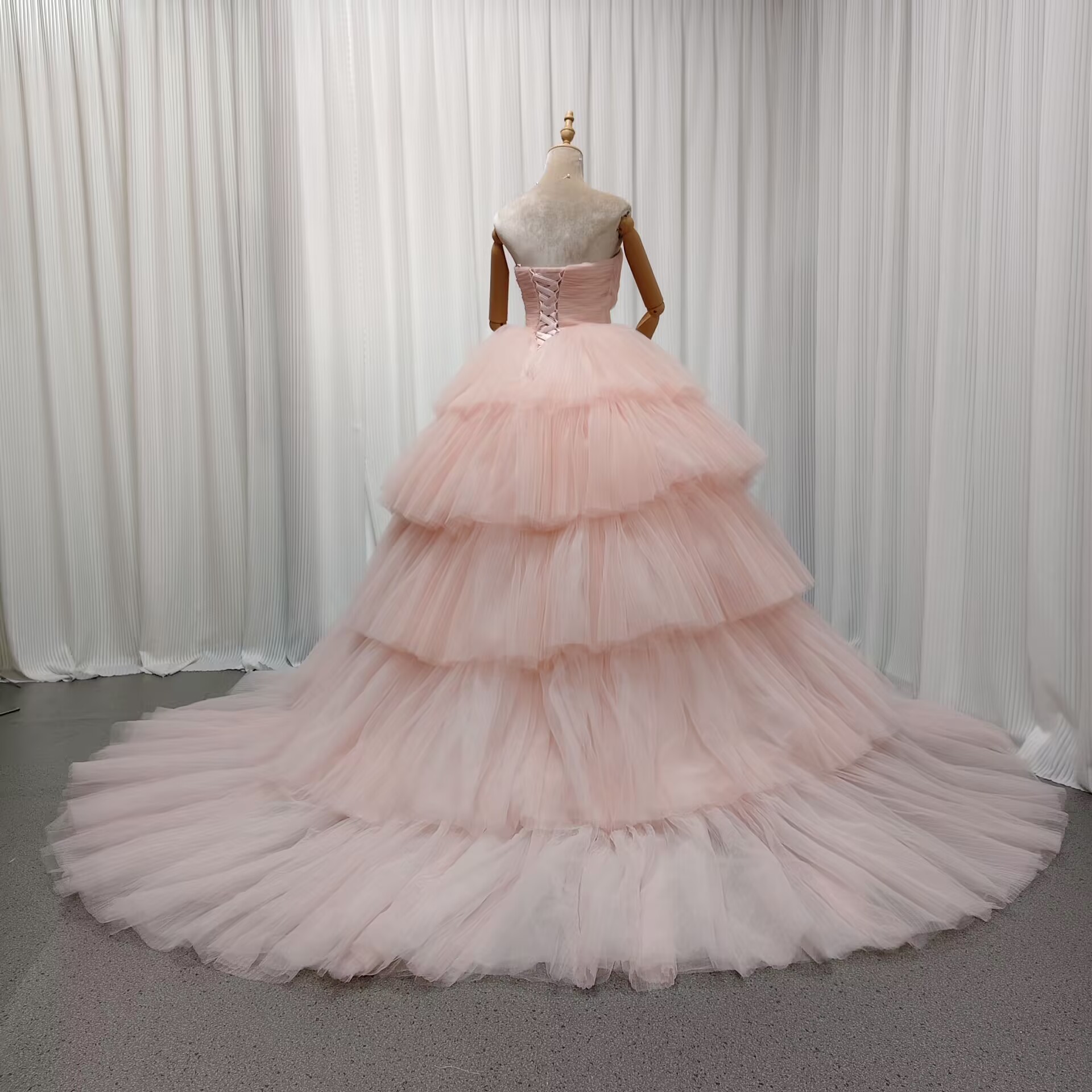 カラードレス ピンク 柔らかく重ねたチュールスカート 可愛い 編み上げ ベアトップ ティアードのドレス 花嫁 カラードレス ピンク 柔らかく重ねたチュールスカート 可愛い 編み上げ ベアトップ ティアードのドレス 花嫁