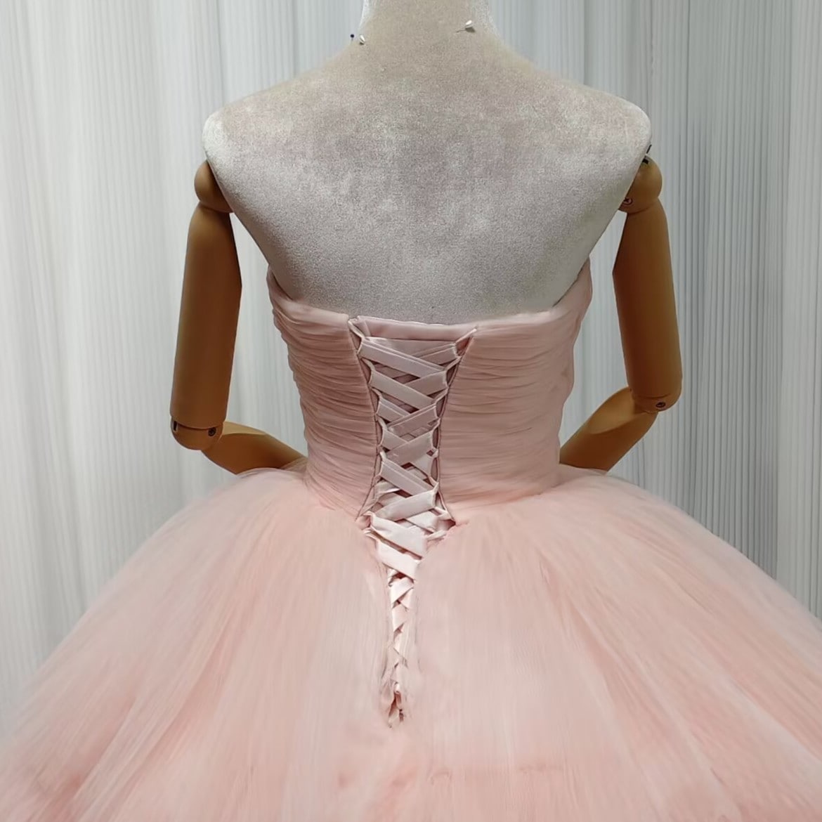 カラードレス ピンク 柔らかく重ねたチュールスカート 可愛い 編み上げ ベアトップ ティアードのドレス 花嫁 カラードレス ピンク 柔らかく重ねたチュールスカート 可愛い 編み上げ ベアトップ ティアードのドレス 花嫁