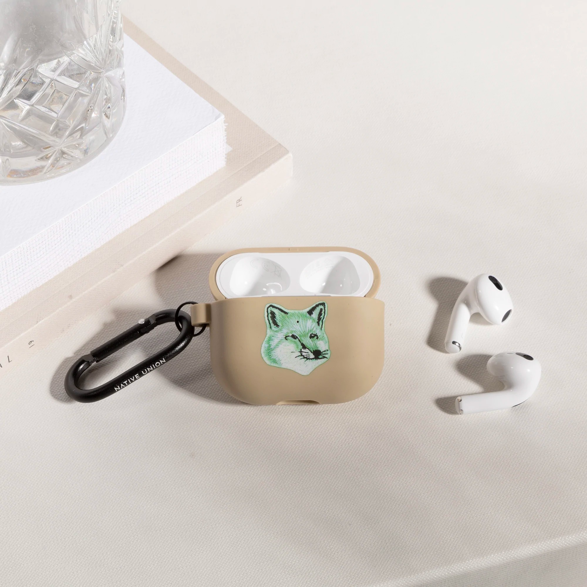 【メゾンキツネ ( MAISON KITSUNE ) x ネイティブユニオン ( NATIVE UNION )】モノクロームフォックス Airpods (第3世代) 専用ケース