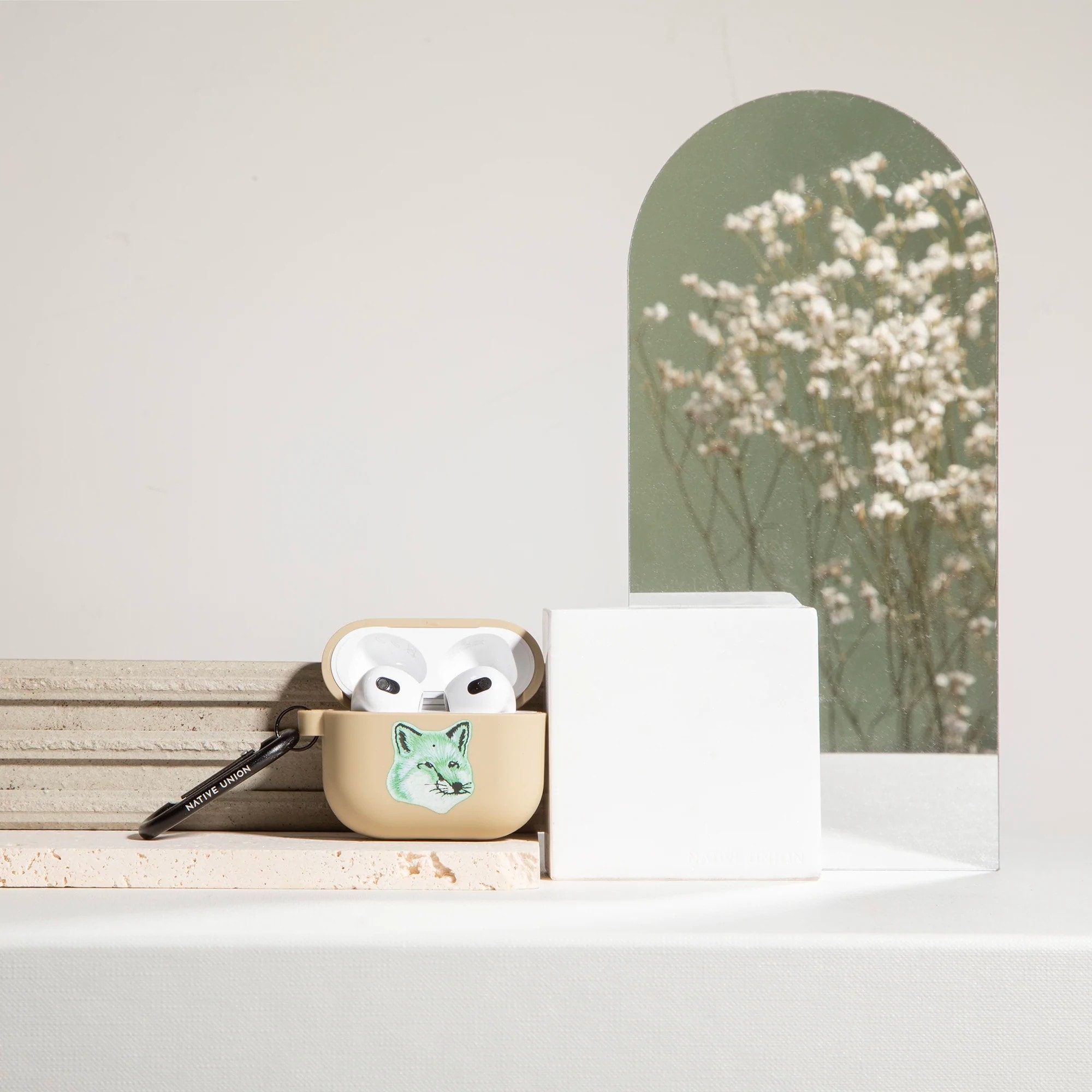 【メゾンキツネ ( MAISON KITSUNE ) x ネイティブユニオン ( NATIVE UNION )】モノクロームフォックス Airpods (第3世代) 専用ケース