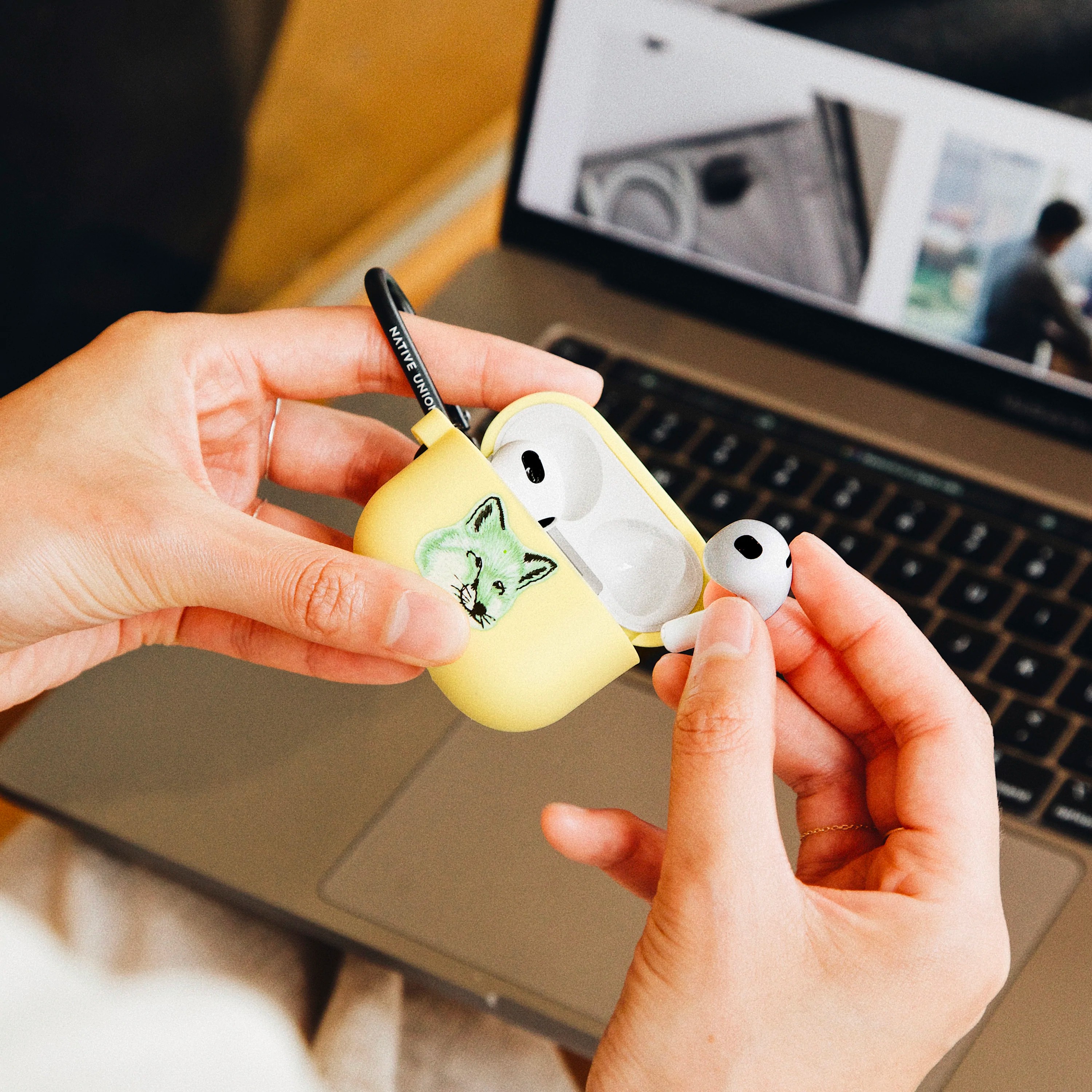 【メゾンキツネ ( MAISON KITSUNE ) x ネイティブユニオン ( NATIVE UNION )】モノクロームフォックス Airpods (第3世代) 専用ケース