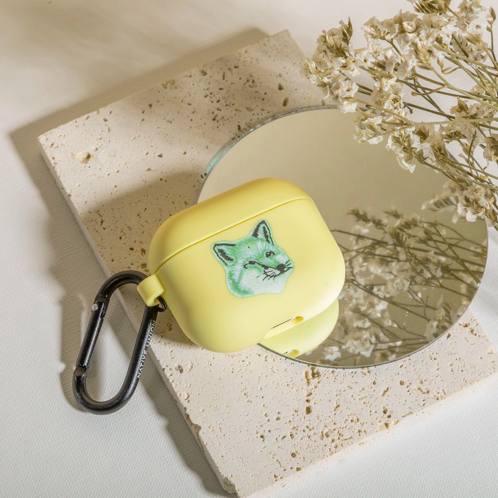 【メゾンキツネ ( MAISON KITSUNE ) x ネイティブユニオン ( NATIVE UNION )】モノクロームフォックス Airpods (第3世代) 専用ケース